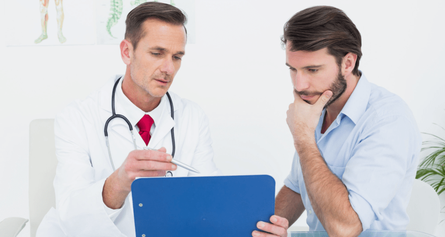 médico prescribe medicamentos para a prostatite